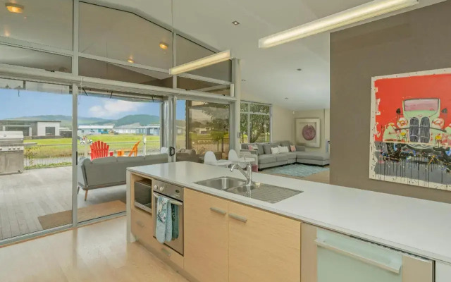 Sanctuary By The Water - Matarangi Holiday Home