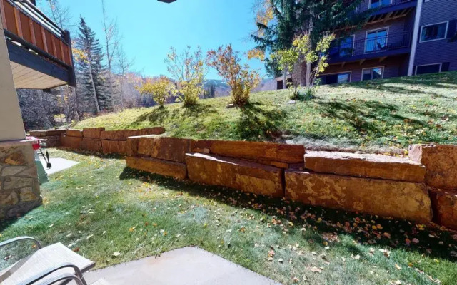 Laurelwood Condominiums Studio Premier Unit 404