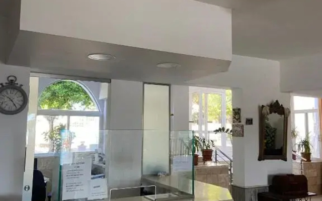 Manos Pension