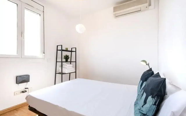 Lovely 2bed W/balcony in City Center, Near Metro