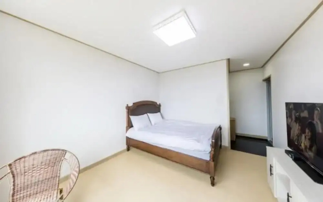 Seogwipo Toto Pension (Near Soesokkak, Outdoor Terrace)(서귀포 토토펜션 (쇠소깍인근,야외테라스))