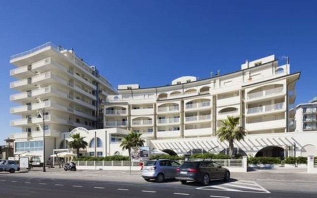 Отель Yes Hotel Touring Италия, Римини - 13 отзывов об отеле, цены и фото номеров - забронировать отель Yes Hotel Touring онлайн вид на фасад