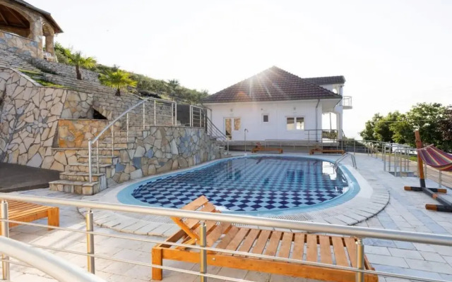 The Lake House 1 Pool Access