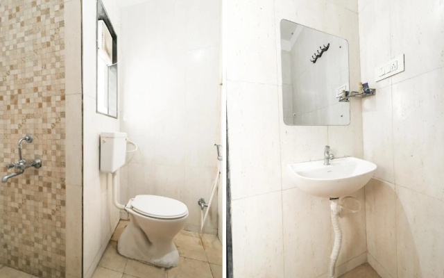 OYO 68826 R K Lodging And Amrut Restaurant