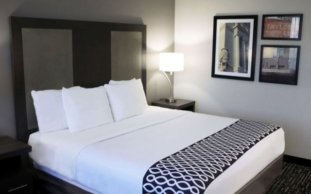 La Quinta Inn & Suites by Wyndham Indianapolis Downtown