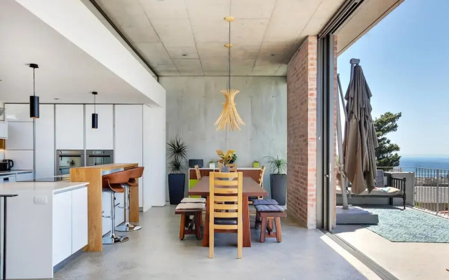 Upper Green Point Roos Villa