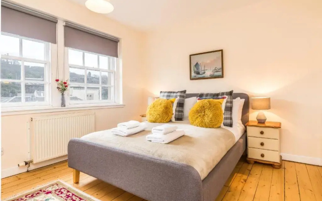 Sunny & spacious Royal Mile apt dating from 1677
