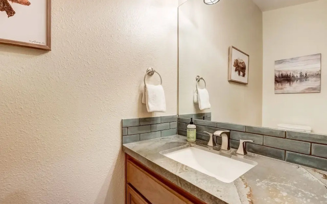 Nestled Pines Retreat Hot Tub, Pool Tahoe, Foosball, +more!
