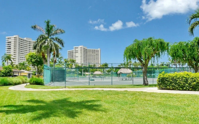 Beachfront Condo With Sw-facing Balcony and Pool