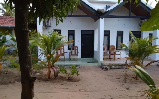 Sam's Hut Arugambay