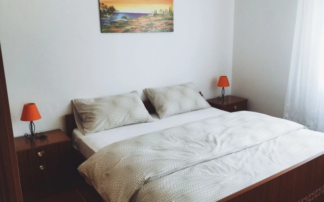 Five Bedroom Holiday House & Pool near Kanegra Beach