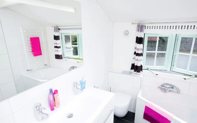 Thatched villa with dishwasher, sea at 1 km. in Domburg
