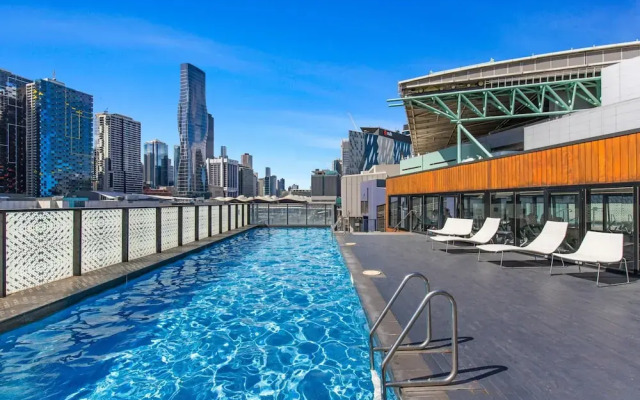 Chic 1-bed With Harbour Views & Pool by Tram Line
