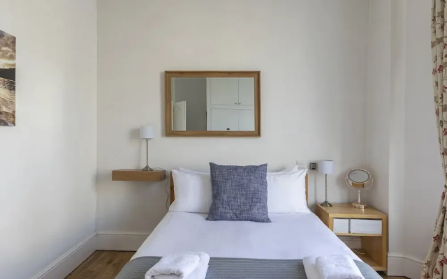 Bright Clapham flat with private garden, sleeps 4