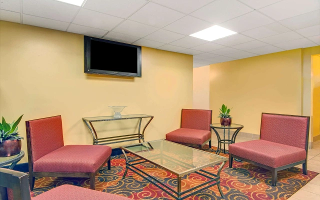 Super 8 by Wyndham Stamford/New York City Area