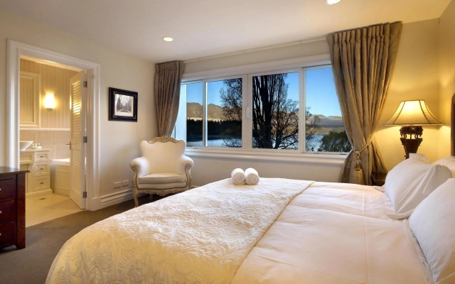 Esplanade Queenstown by Staysouth