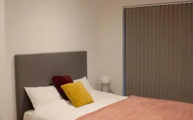 whats she want-- 2beds 2bath apartment