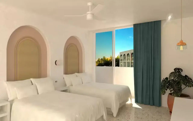 Perla La Paz, Tapestry Collection by Hilton