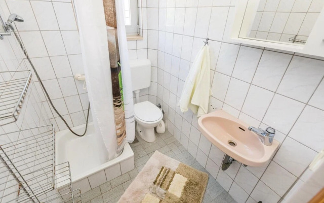 Beautiful Apartment in Kampor With 4 Bedrooms and Wifi