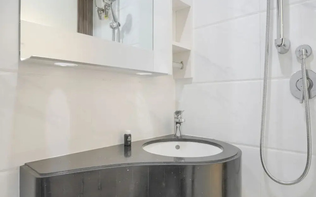Comfy And Warm Studio Room At Sky House Bsd Apartment
