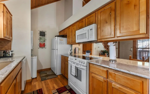 Whispering Woods Lodge-sleeps 10 4 Bedroom Home by RedAwning