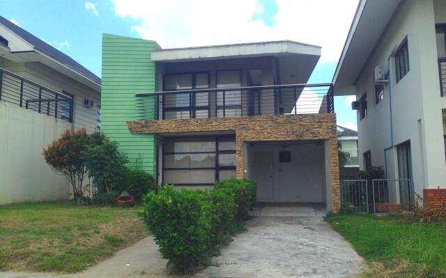 Отель Villas At The Enclave Филиппины, Пампанга - отзывы, цены и фото номеров - забронировать отель Villas At The Enclave онлайн вид на фасад