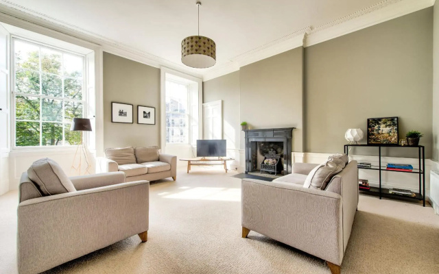 Bright and Spacious 4-bedroom Apart in Stockbridge