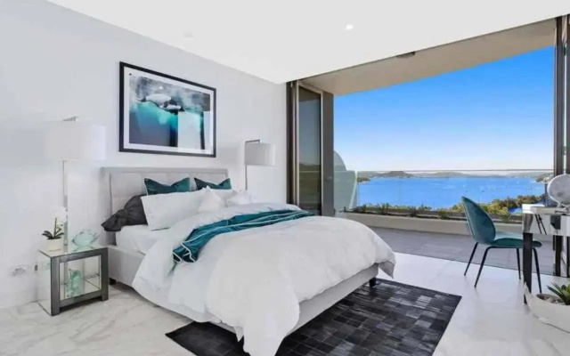 Stylish Penthouse with Views & Jacuzzi