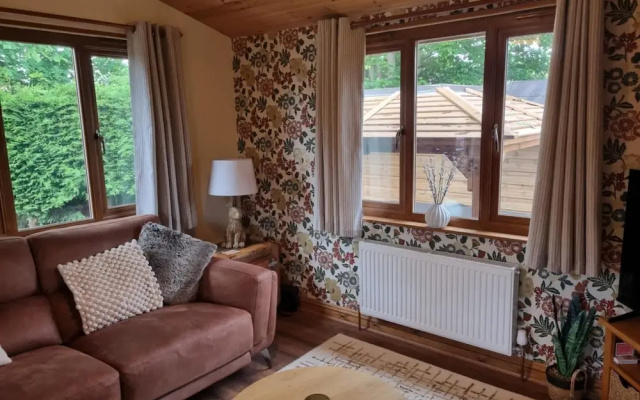 Luxury log Cabin With hot Tub- York