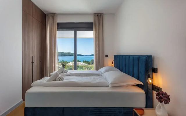 Villa Yana with Pool and Sea View