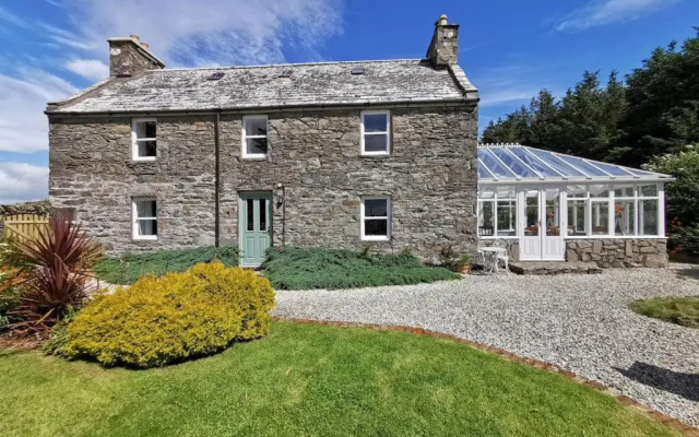 Cosy, Coastal Retreat with a Large Garden