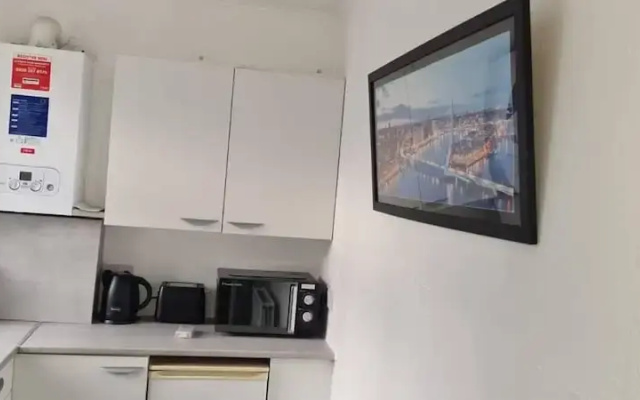 Cosy 2-bed Apartment - Sleeps 4 & Central