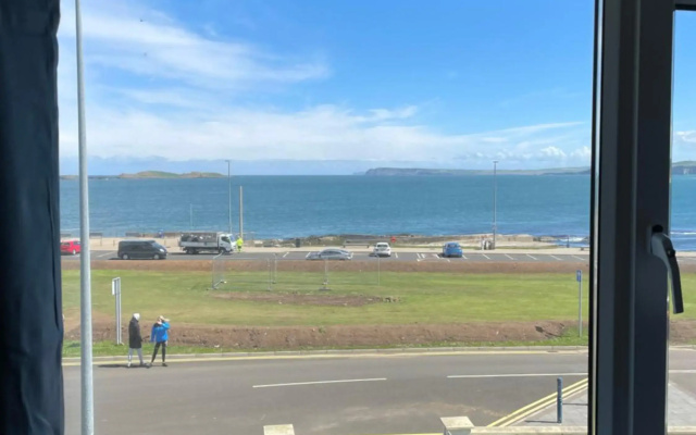 Causeway View Portrush - large 4 bedroom seafront house