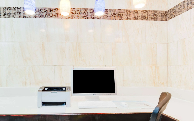 Days Inn & Suites by Wyndham Laredo