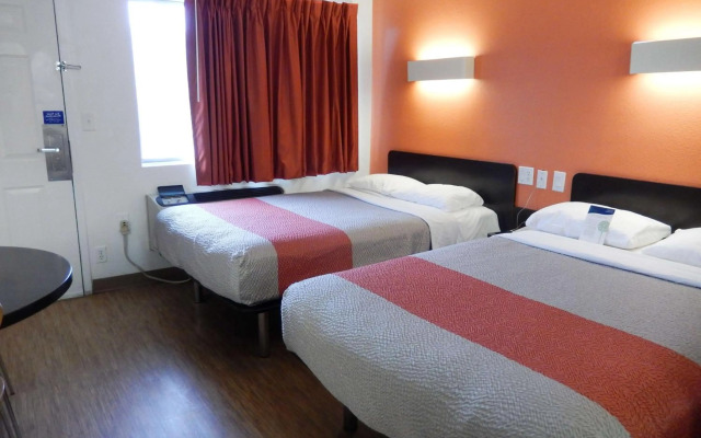 Motel 6 Clute, TX