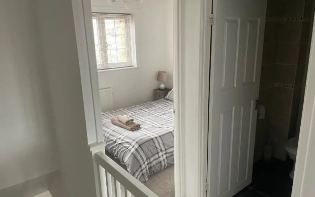 River House 2BR 1 Bathroom & Downstairs Toilet Parking St Neots Town Centre