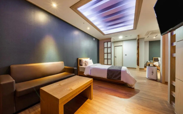 Golden Business Hotel