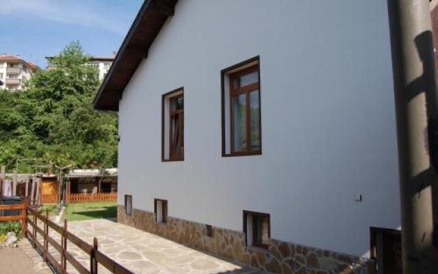 Отель Penevi Guest House Болгария, Боженци - отзывы, цены и фото номеров - забронировать отель Penevi Guest House онлайн вид на фасад