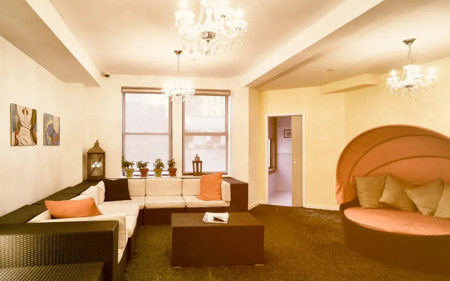 Q4 Hotel & Hostel