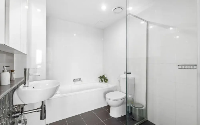Stunning River View 2-bed With Pool