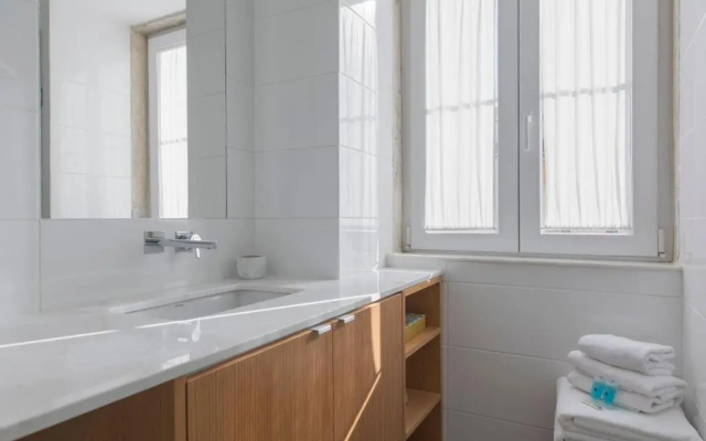 LovelyStay - Sunny flat w/ balcony overseeing Graca and River
