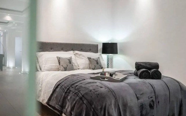 Exquisite 2400sqft 3 Bed Brick Lane Pad