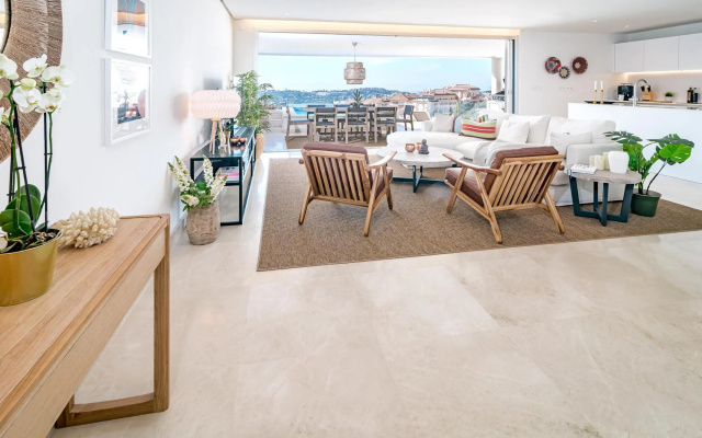 LMR- Luxury apartment, private pool. Families only