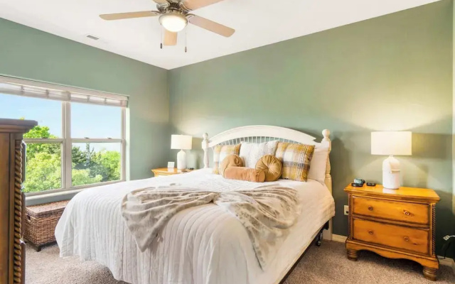 Sunset Daydream Elegant Condo on Table Rock!