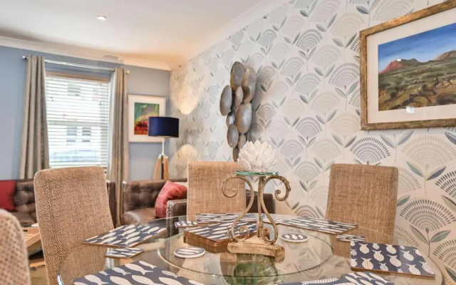 Lisburne Place - Luxury Three Bedroom Town House