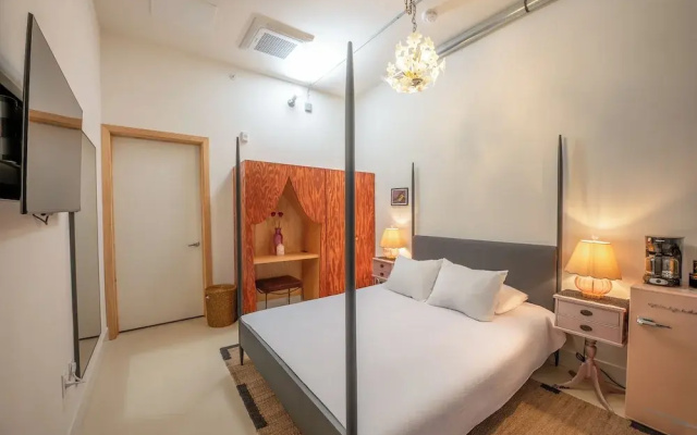 Hotel Narcissus