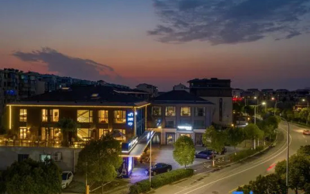 Tinghuyin Homestay (Yangzhou Slender West Lake Scenic Area)