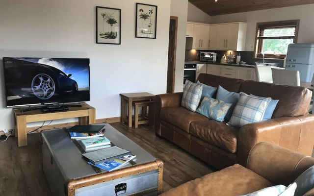 Douglas Fir Lodge With Hot Tub Near Cupar, Fife