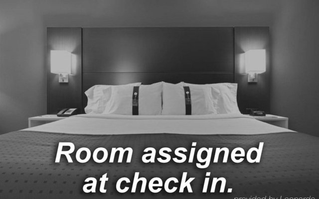 Holiday Inn Express Hotel & Suites Niagara Falls 2