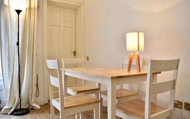 Light and Open 2 Bedroom Flat by Gloucester Road